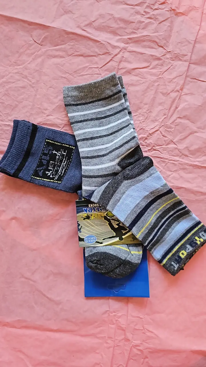 Pack de medias a rayas para niños con detalles en azul y amarillo. Ideales para un look casual y cómodo. Talle hasta el 34 de zapato