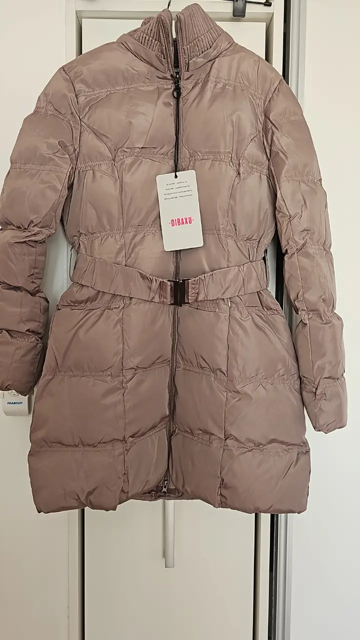 Campera de pluma para mujer, color marrón. Con cinturón y capucha con piel sintética desmontable. Ideal para el invierno. hombro 39cm axila a axila 47cm cintura 40cm cadera 55cm largo total 85cm largo manga 61cm 