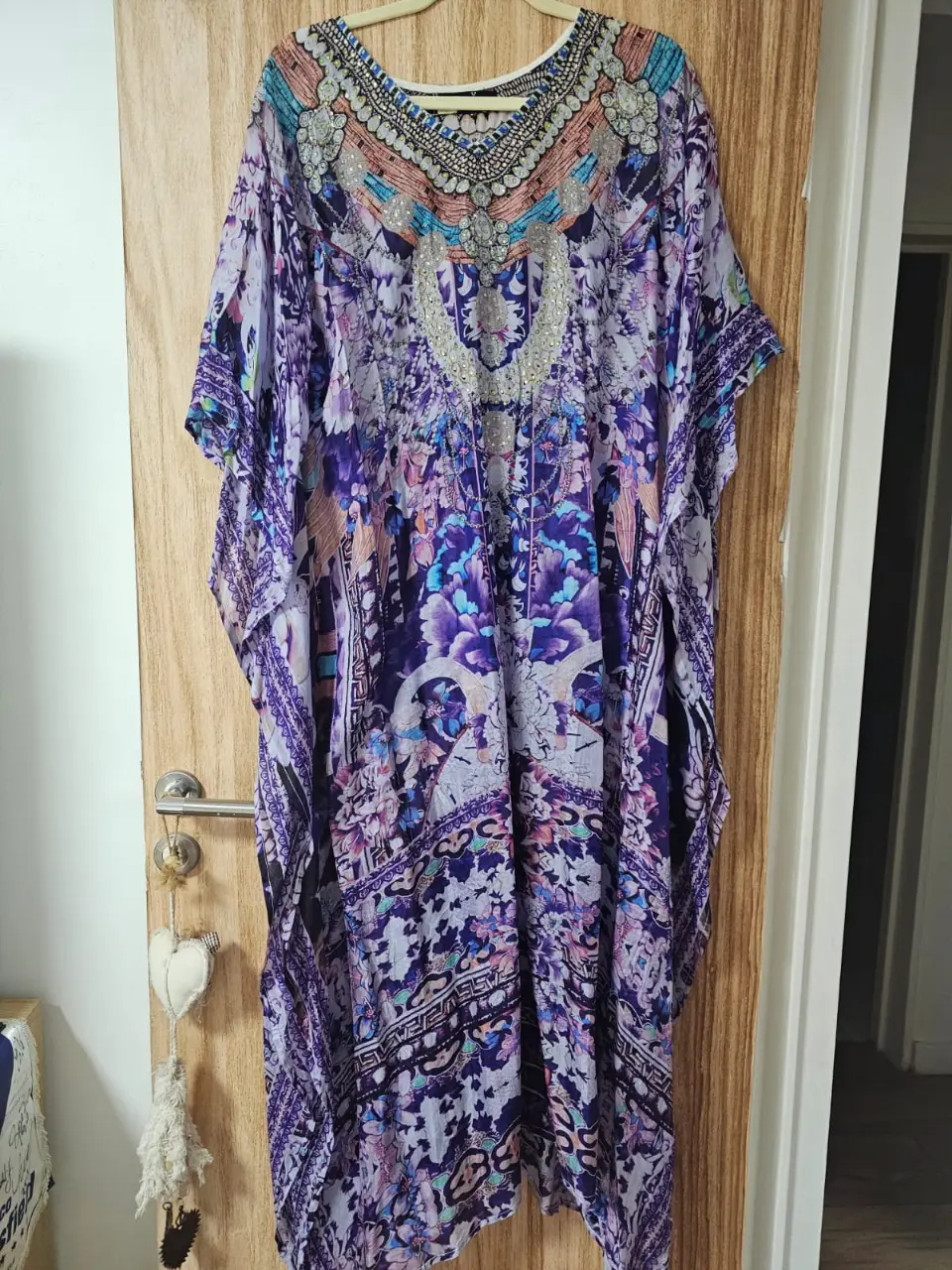 Vestido largo estilo caftán, con estampado floral en tonos violetas y detalles brillantes. Ideal para un look bohemio y elegante. (UN SOLO USO)  Largo total 130cm