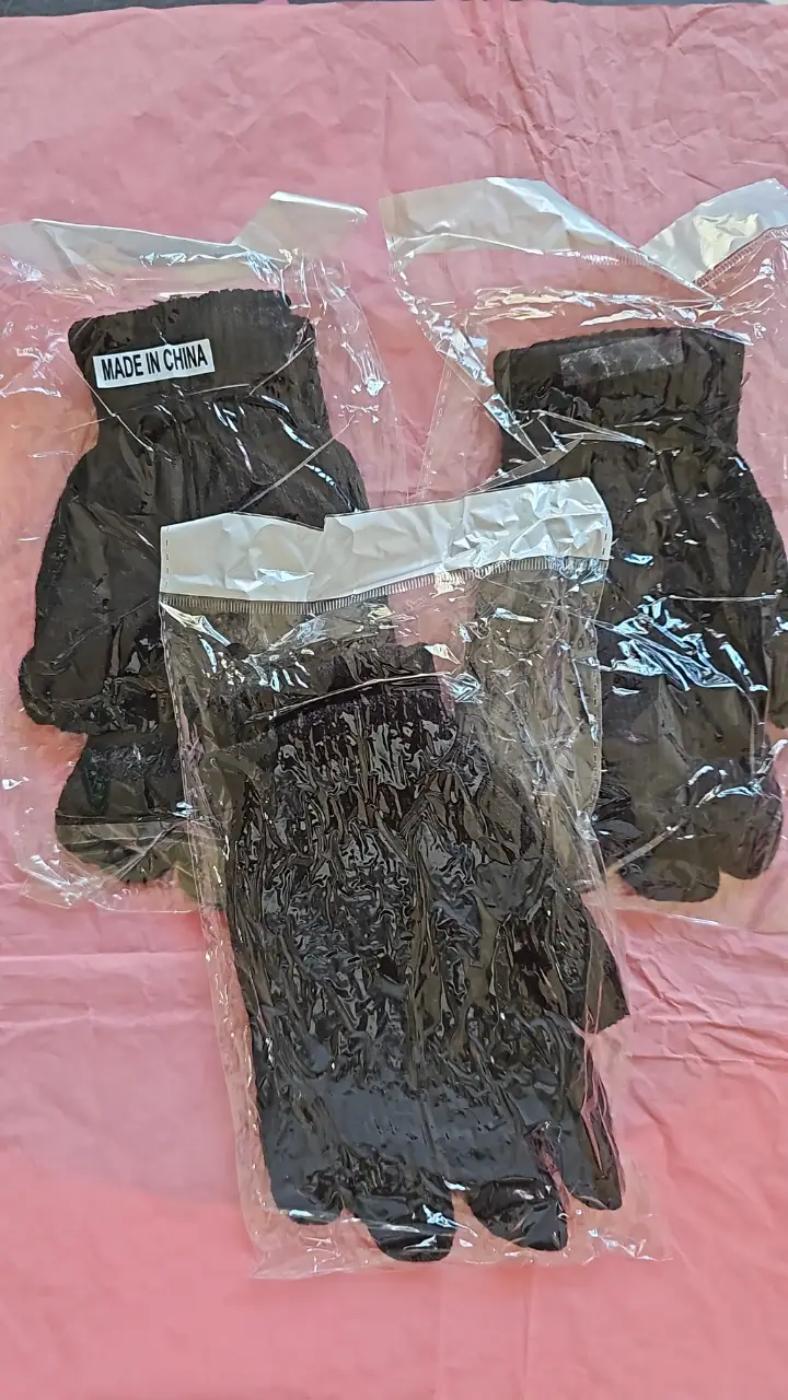 Guantes negros, ideales para el invierno. Fabricados en China.