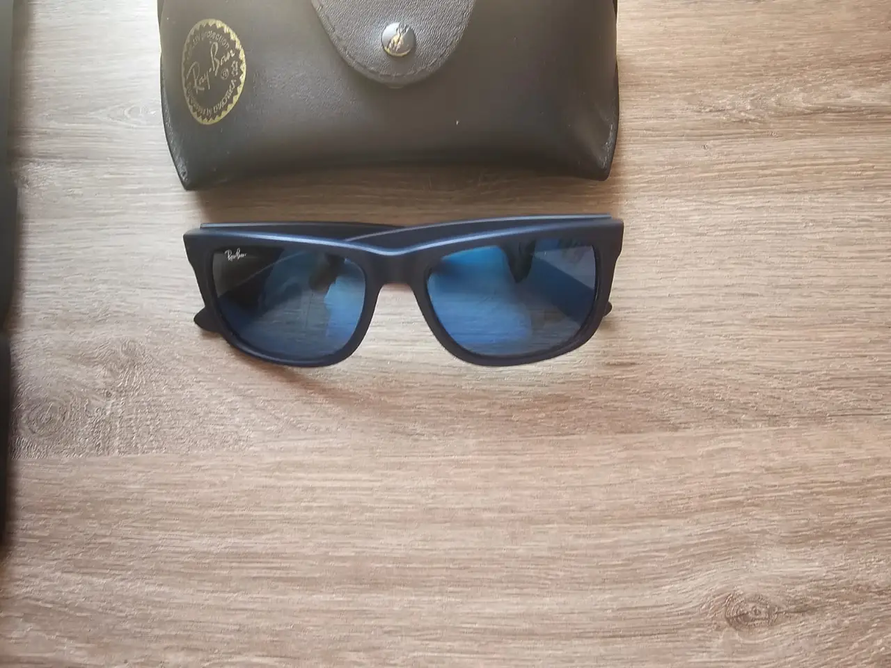 Anteojos de sol Ray-Ban Justin 4165 ORIGINALES, negros, con cristales oscuros. Ancho total 136mm diámetro lente 58mm alto 45mm ver modelo en última foto 