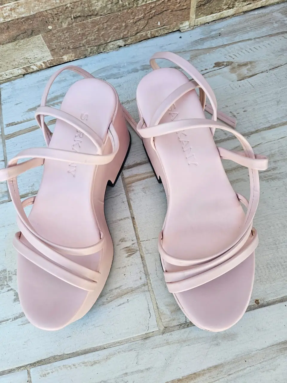 Sandalias rosas con plataforma y tiras finas. Ideales para un look elegante y moderno. Platilla 24cm, dos usos. Detalle en última foto