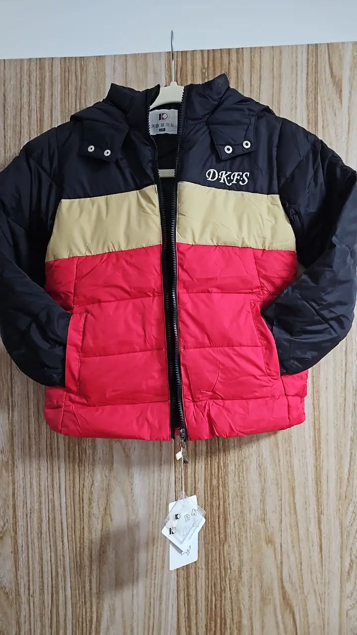 Campera de abrigo para niño, con capucha y cierre. Posee un diseño tricolor en negro, amarillo y rojo. Ideal para el invierno. NO SE EL TALLE exacto. medidas: hombro 36cm Sisa 40cm Largo manga 46cm Largo total 46cm