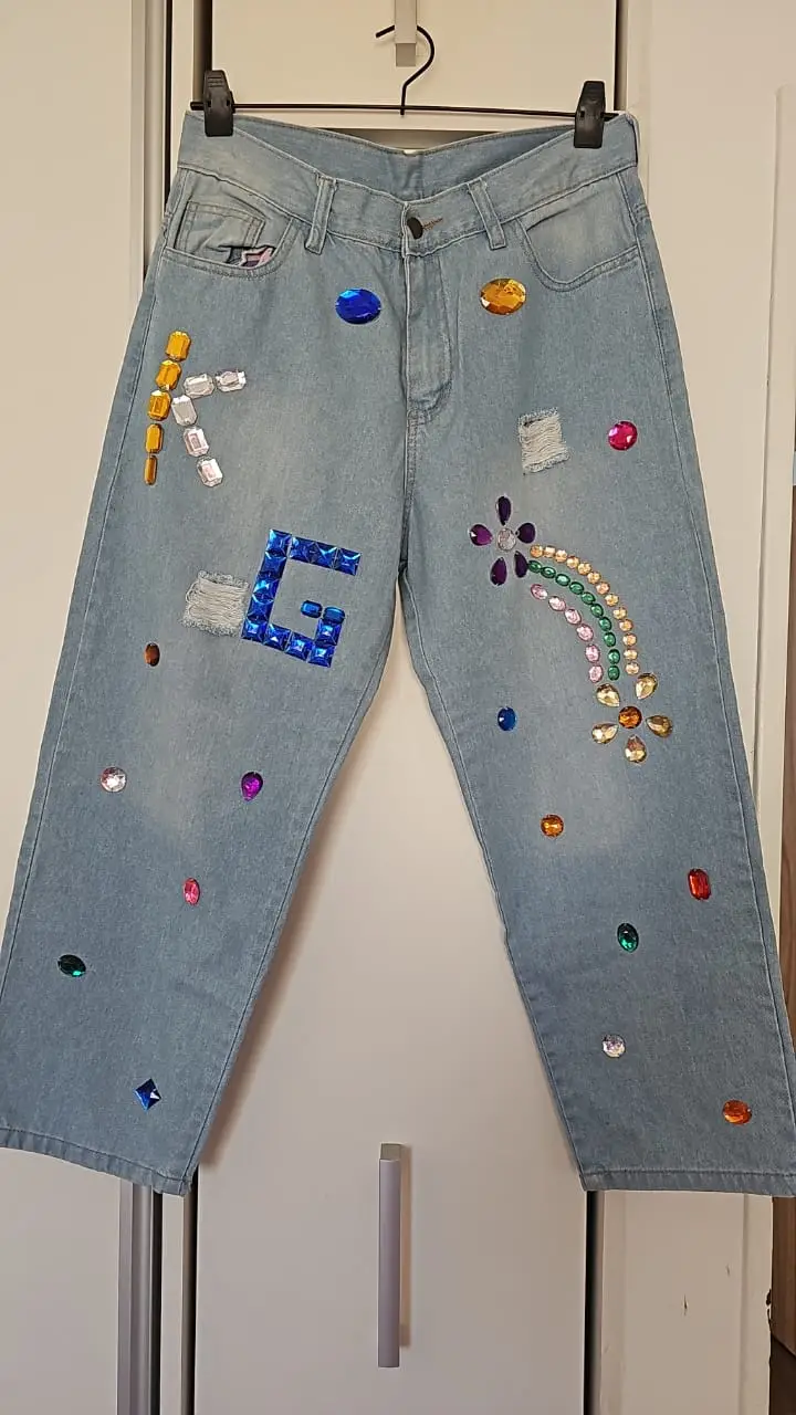 Jeans de mujer con detalles de piedras y roturas. Tiro medio, corte recto y detalles de apliques de strass. Ideal para un look canchero y con onda. cintura 40cm largo total 86cm tiro delantero 30cm tiro trasero 38cm