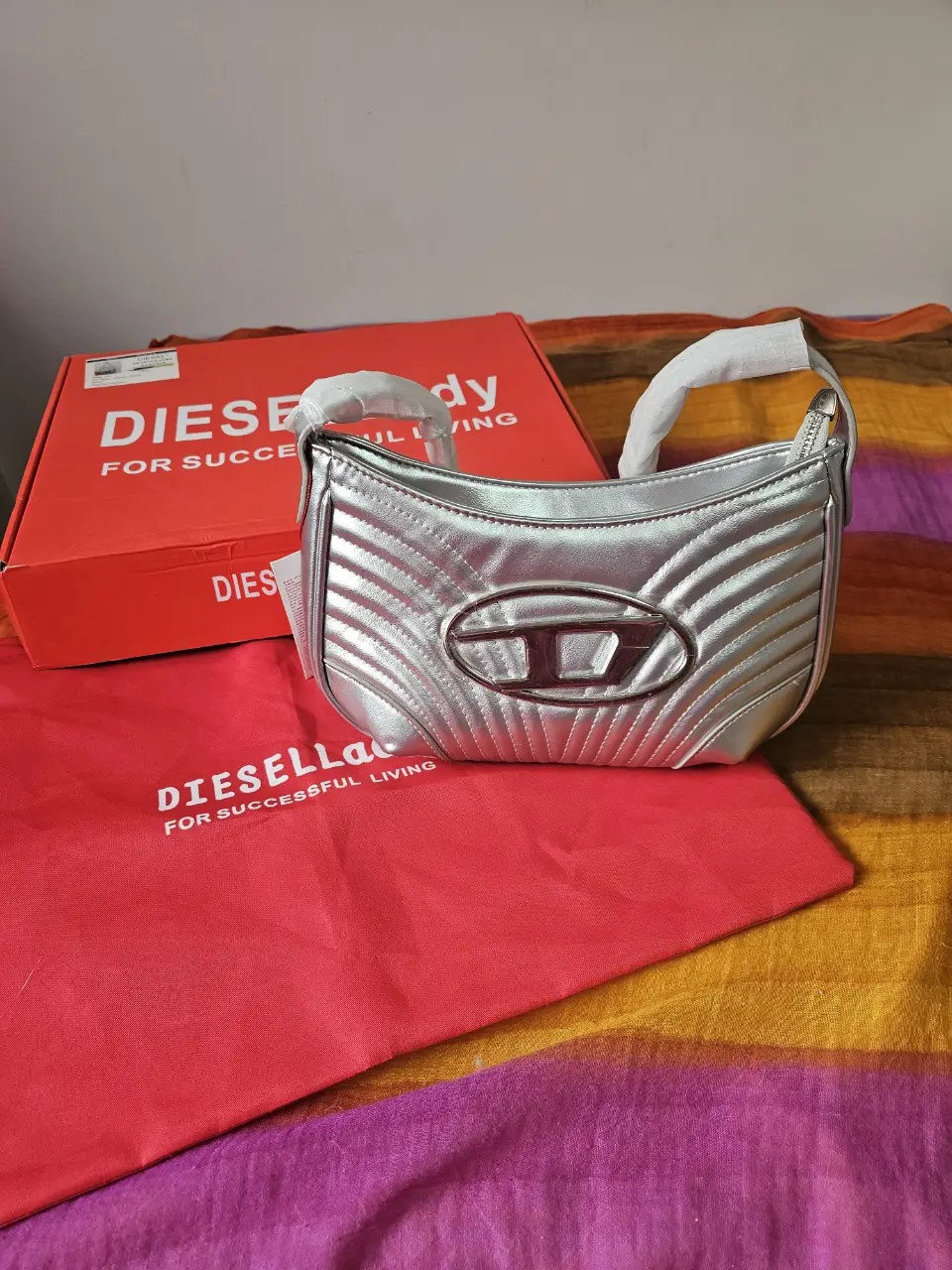 Cartera plateada, ideal para un look moderno y sofisticado. Confeccionada con materiales de alta calidad, esta cartera es perfecta para llevar tus esenciales con estilo. Diseño elegante y versátil, ideal para cualquier ocasión.