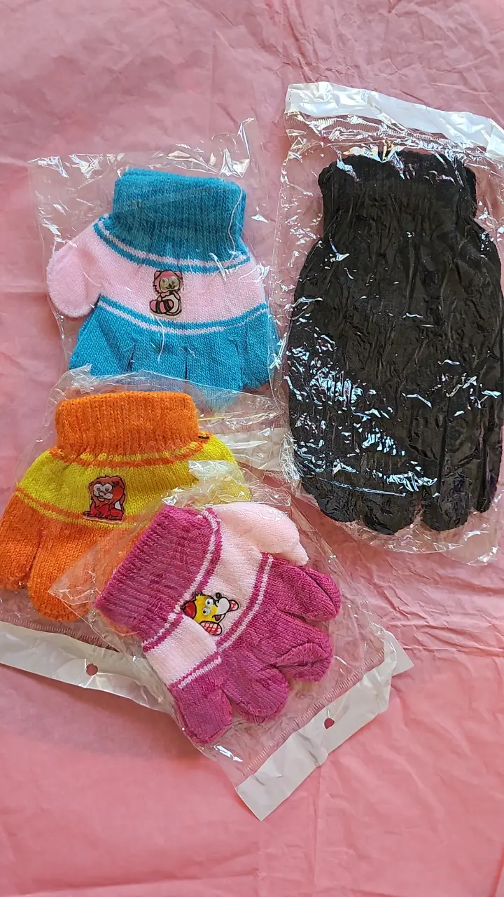 Pack de 3 Guantes pequeños de lana para niños y niñas  con diseños de animales y colores vibrantes. Ideales para mantener las manos abrigadas en invierno. De regalo un par de guantes para adultos