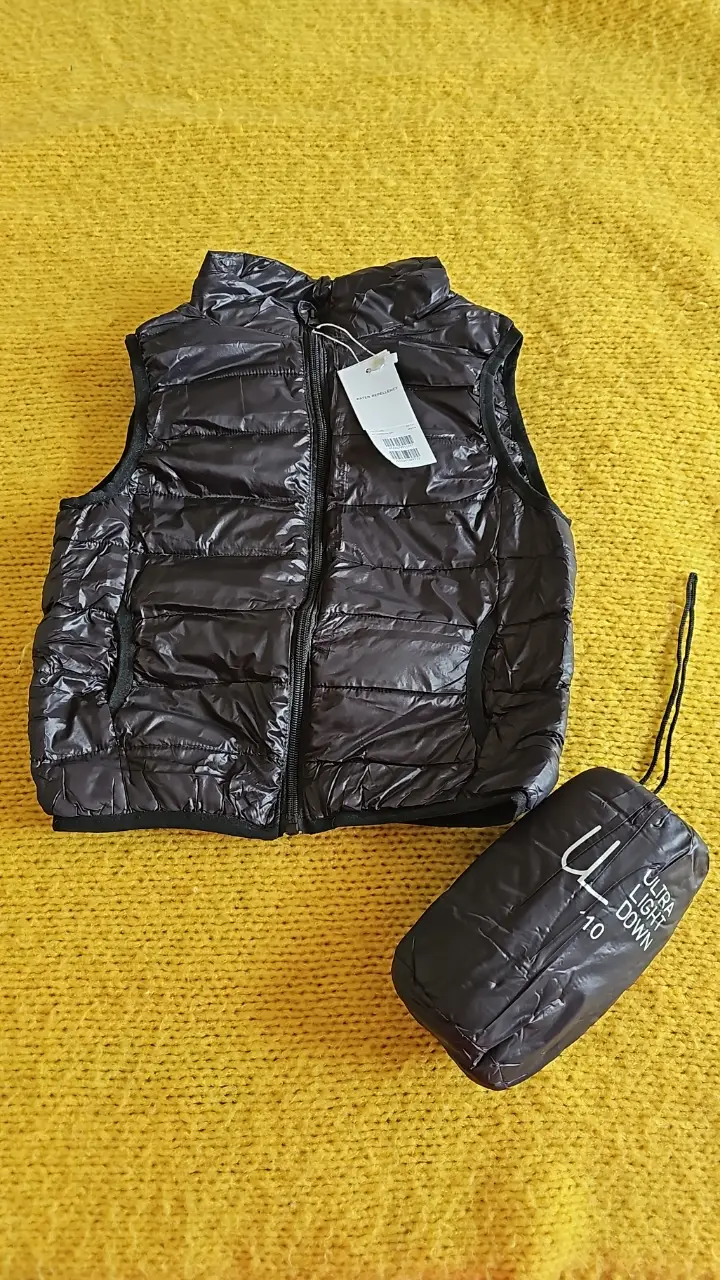 Chaleco negro ultraliviano, ideal para usar en capas. Perfecto para el invierno, este chaleco es fácil de guardar y llevar a cualquier lugar. NO SE EL TALLE. medidas: Hombro 27 cm, sisa 35, largo 28 cm 