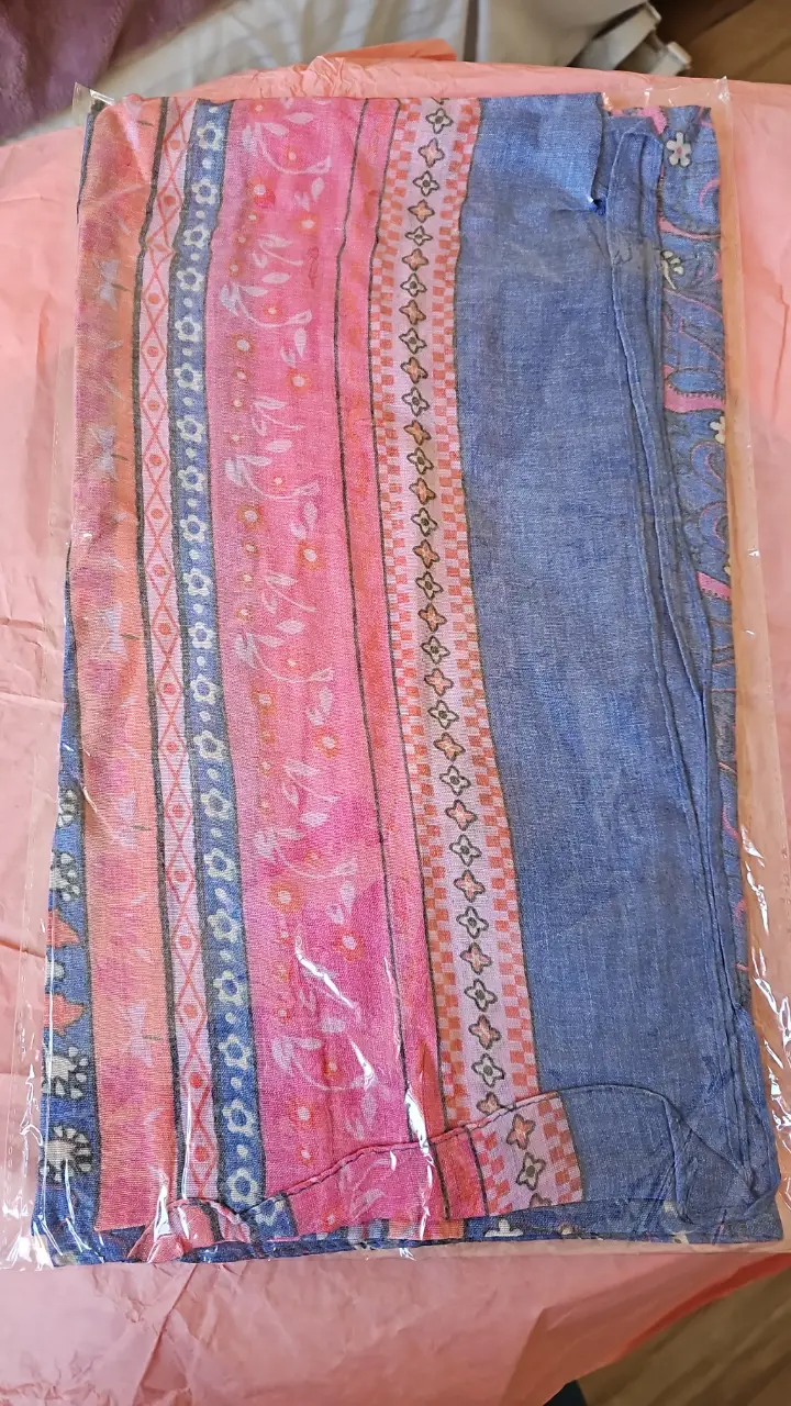 Pañuelo estampado con diseño bohemio en tonos rosa y azul. Ideal para complementar cualquier look casual o darle un toque de color a tu outfit. Medida 17pcm x 90cm