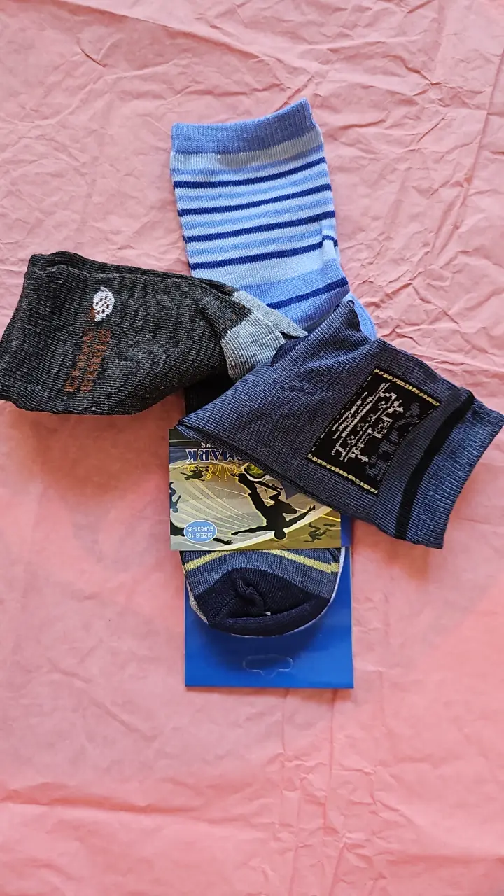 Pack de medias para niño con diseños variados y detalles en la puntera y el talón. Ideales para uso diario y deportivo.