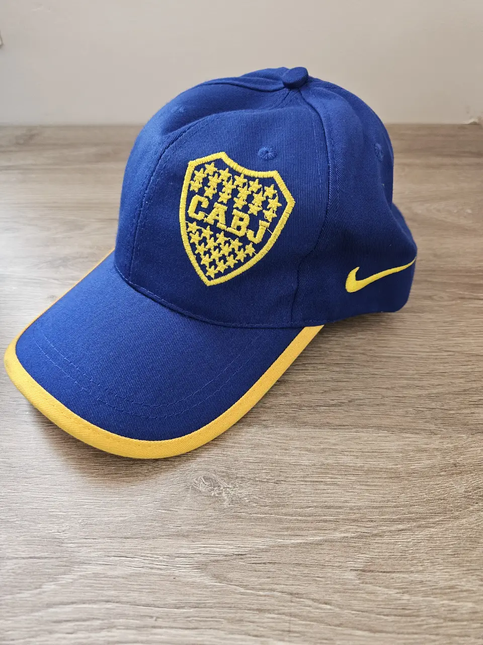 Gorra de Boca Juniors, color azul con detalles amarillos. Ideal para los fanáticos del fútbol.
