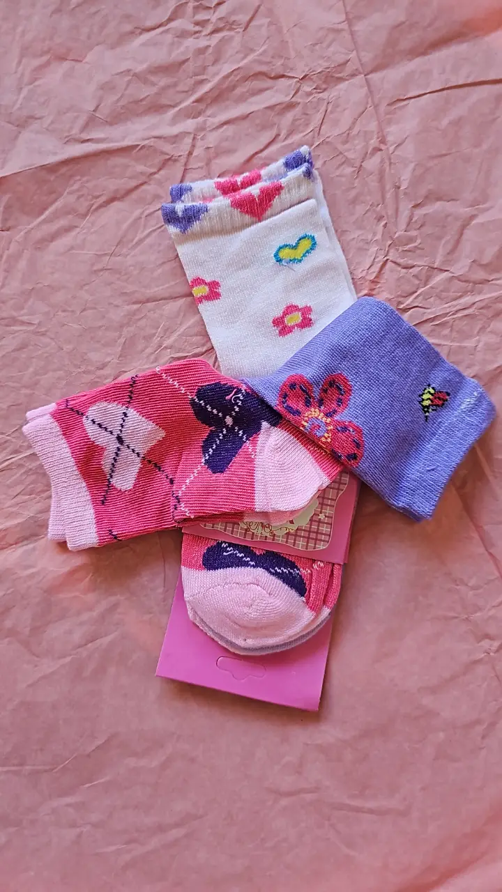 Pack de medias para niñas, con diseños variados y detalles como corazones y flores. Ideales para completar cualquier outfit infantil.  hasta el talle 34 