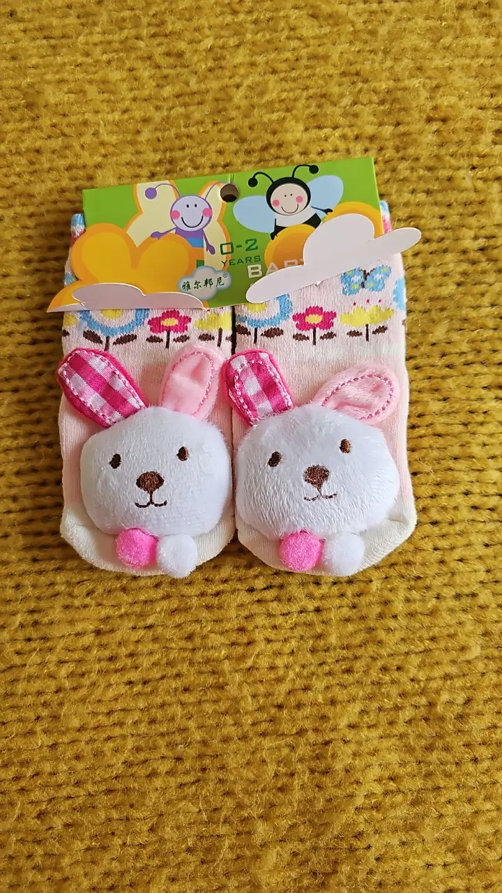 Lindos soquetes para bebés con diseño de conejitos. Ideales para mantener los pies de tu bebé abrigados y cómodos. Perfectos para usar en casa o para salir.  Hasta 2 años, con muñequito en la puntera y un cascabel imterno