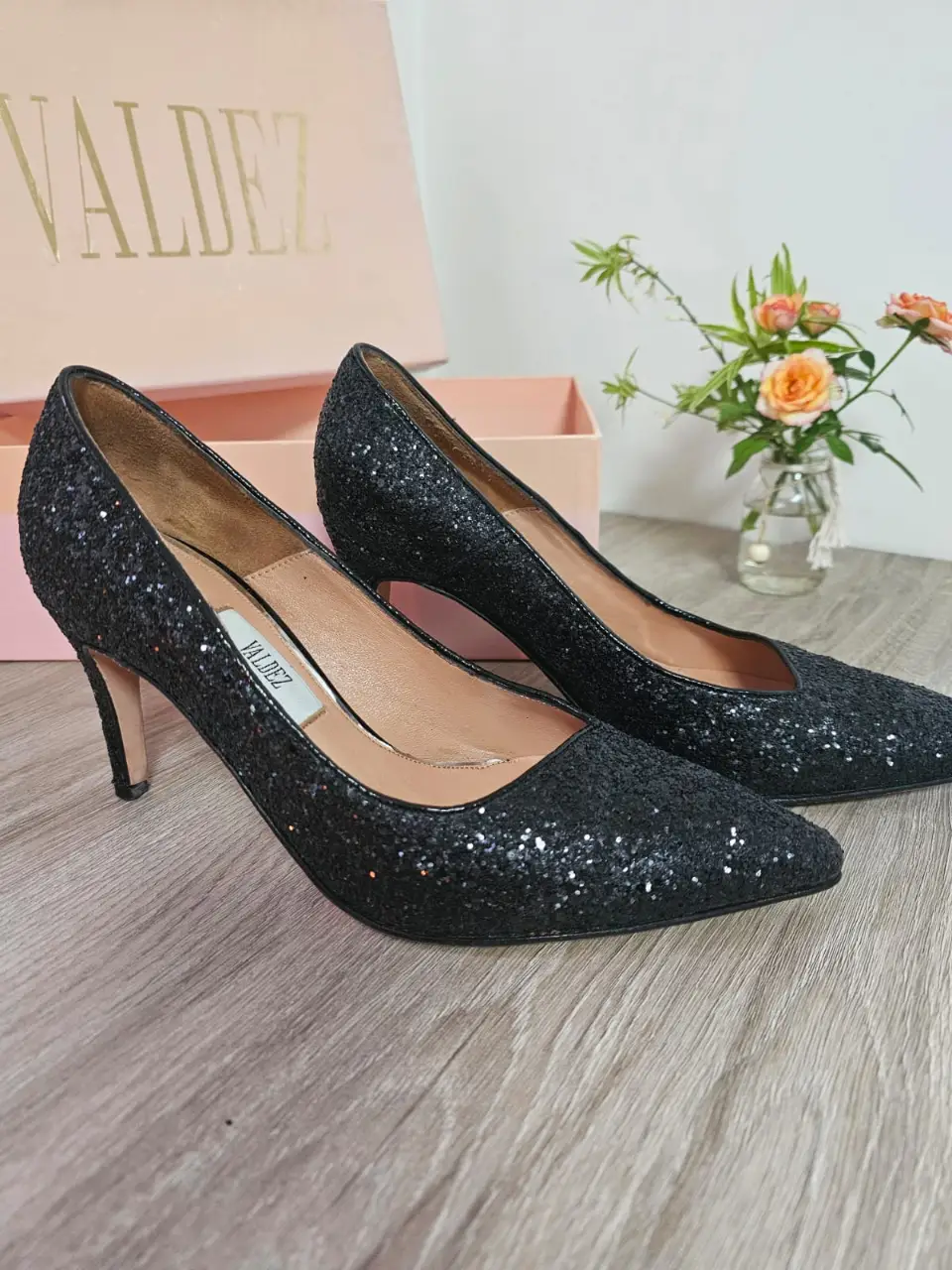 Zapatos de taco alto negros con brillos (Gliter), ideales para fiesta. . UNA SOLA POSTURA (una fiesta de 4 horas.. super aburrida jaja)