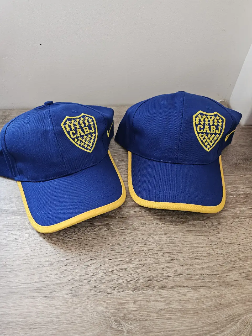DOS Gorra de Boca Juniors, azul con visera amarilla y el escudo del club bordado en la parte frontal. Ideal para fanáticos del fútbol.