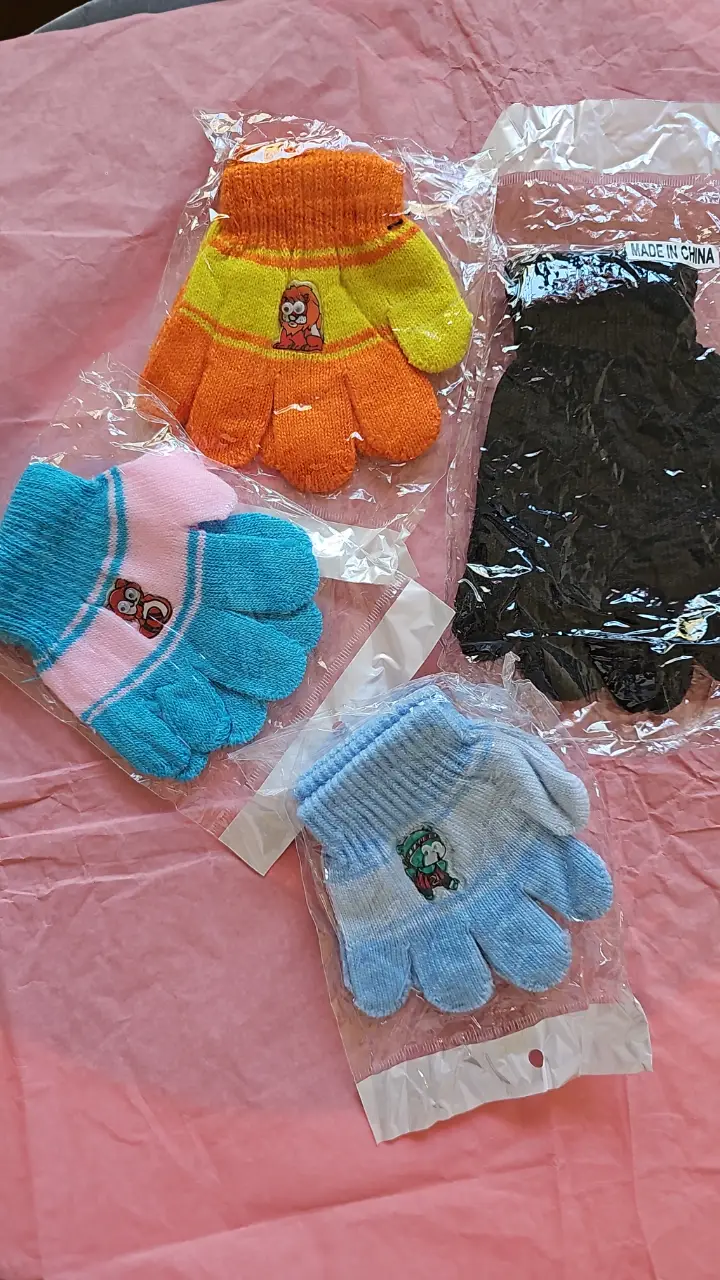 Pack de 3 pares de Guantes de niño pequeño. con diseño de dibujos animados, ideales para el invierno. Vienen en varios colores. De regalo un par de guantes para adultos.