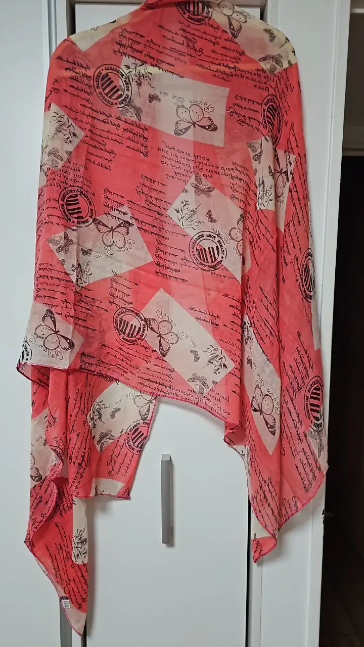 Pañuelo de seda estampado con diseño de mariposas y texto. Ideal para complementar cualquier look, con un toque de elegancia y estilo. 170cm x 90 cm