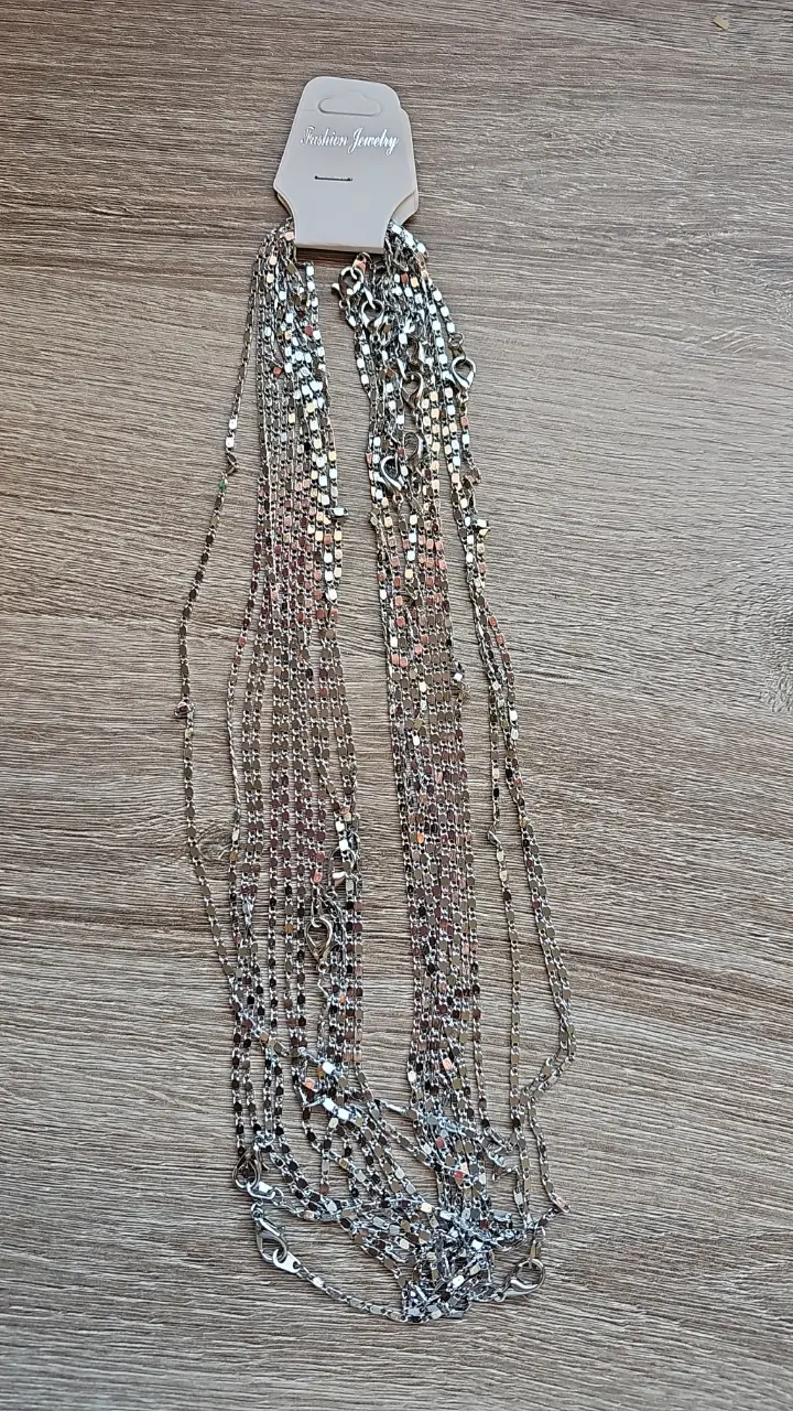 Pack de 12 cadenas   plateadas, ideal para darle un toque de brillo y sofisticación a cualquier look. Perfecto para combinar con diferentes estilos y ocasiones.