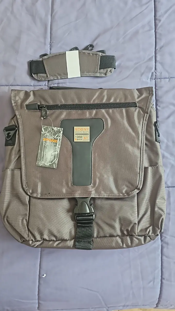 Bolso tipo morral, portanebook,  con correa ajustable y múltiples compartimentos. Ideal para llevar tus pertenencias con estilo y comodidad. alto 40cm, ancho 31 cm, profundidad 15 cm