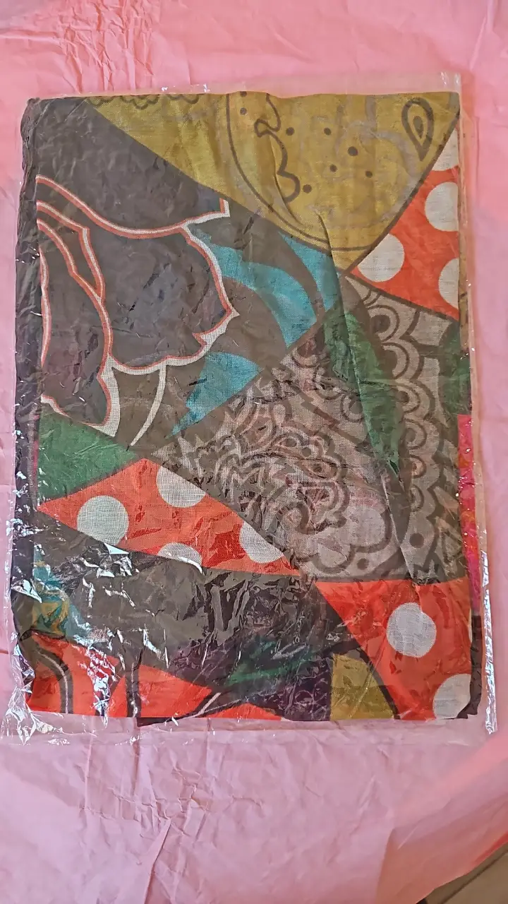 Pañuelo estampado con diseño geométrico y floral, ideal para complementar cualquier look. Perfecto para usar en la cabeza, cuello o como accesorio de moda.