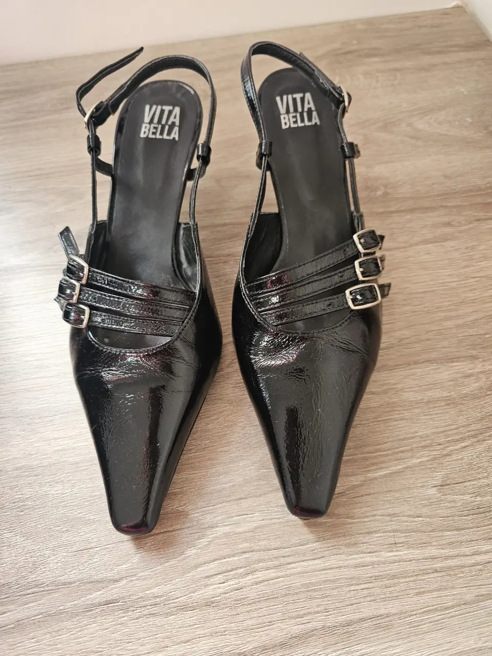 Elegantes zapatos de taco alto negros con detalles de hebillas y diseño de Vita Bella. Ideales para eventos formales o salidas nocturnas. Plantilla 27 cm, taco 5 cm . UN SOLO USO (5 horas)