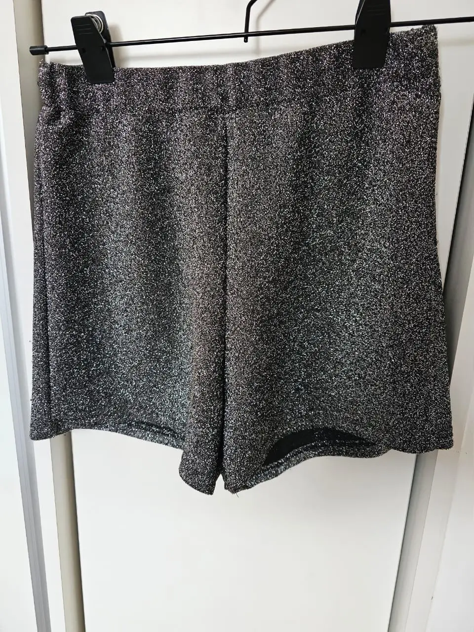 Short tejido con brillo, ideal para fiestas y eventos especiales. Tiro alto, corte clásico y cómodo. cintura 31cm tiro denatero 31cm tiro trasero 35cm largo 34cm. 