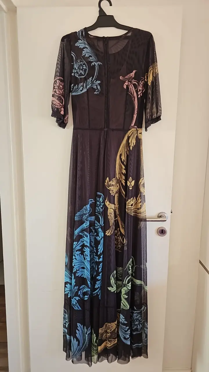 Vestido largo de tul negro con estampado floral multicolor.  Ideal para fiesta o eventos especiales. hombro 35cm sisa 43 cm cintura 35 largo manda 38cm largo total 160cm.  Viene con enagua.
