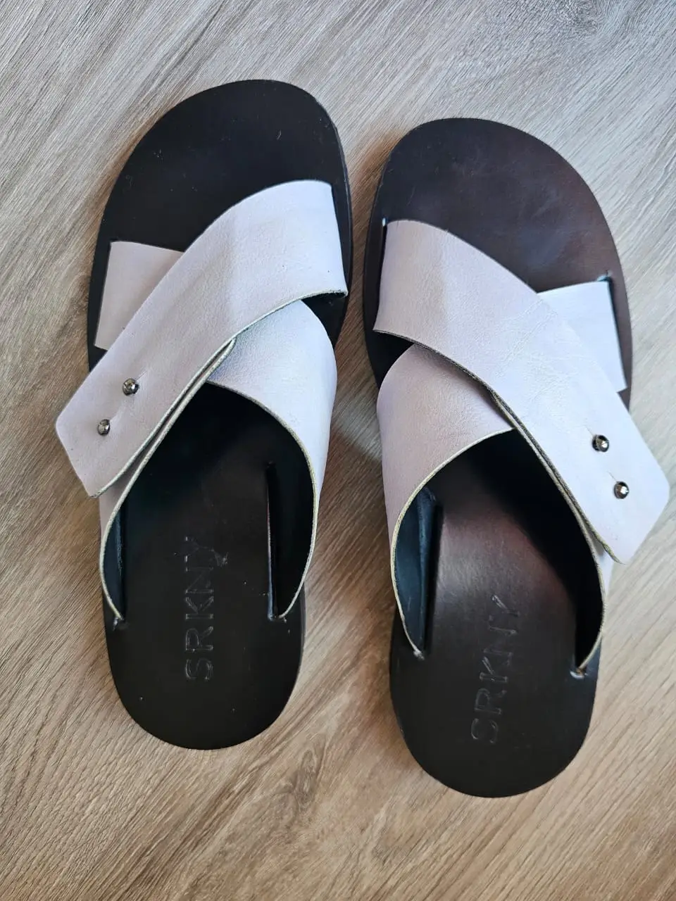 Sandalias cuero sintetico para mujer con diseño cruzado en color lavanda y base negra. Ideales para un look casual y cómodo. 2 usos, plantilla  25.5cm 