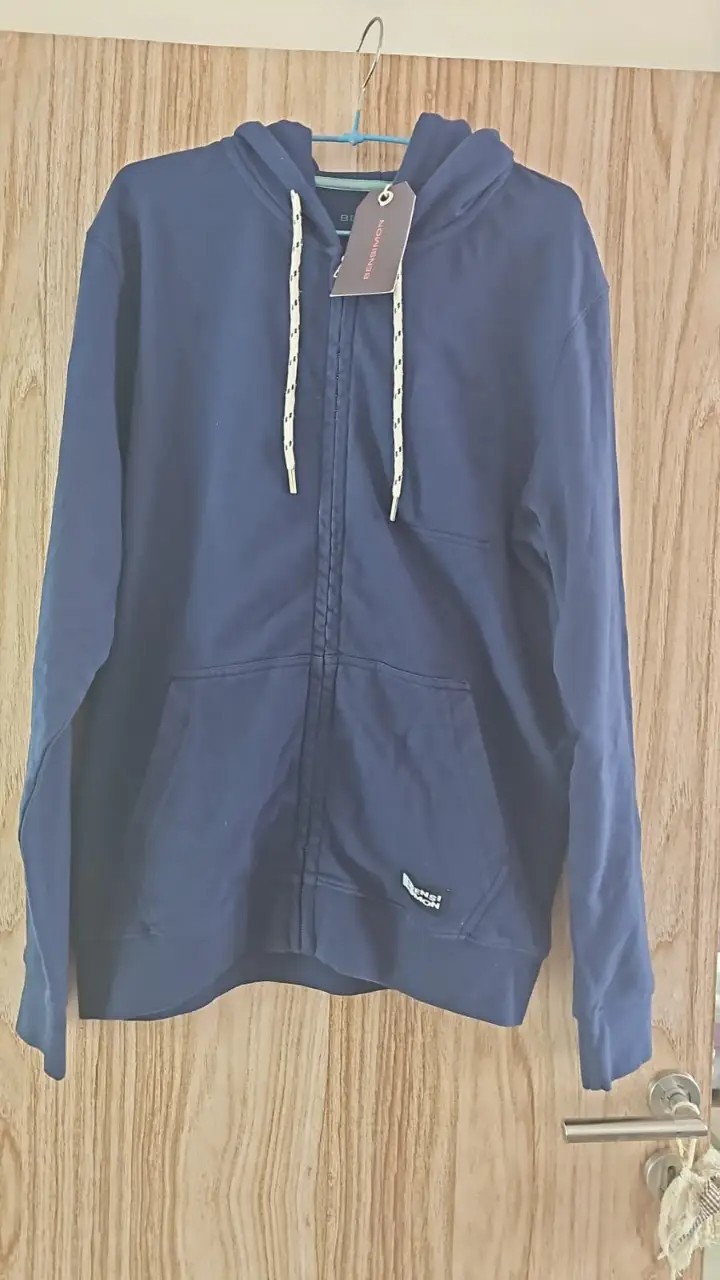 Buzo con cierre azul marino de la marca Bensimon, con capucha y bolsillos delanteros. Ideal para un look casual y cómodo. hombro 51cm sisa 58 largo manga 70cm largo total 74cm