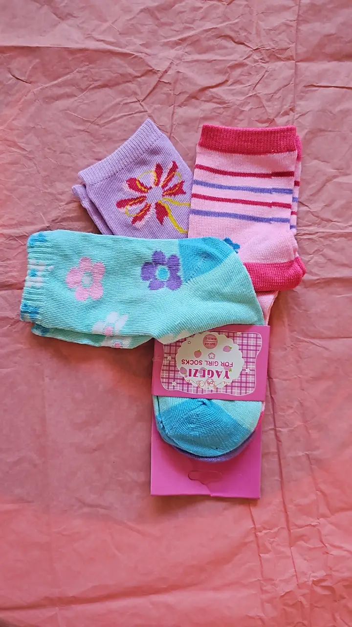 Pack de medias para niña, con diseños florales y a rayas. Ideales para uso diario. Hasta el talle 34.