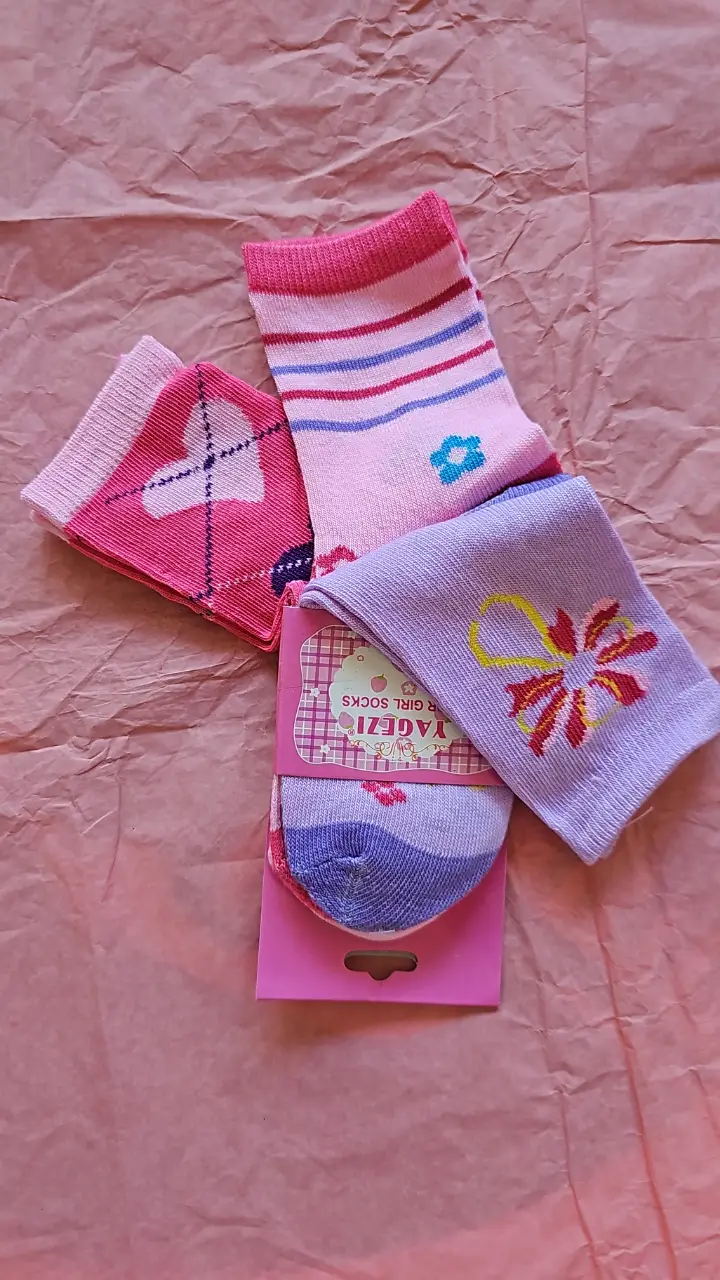 Pack de medias para niña, con diseños variados y detalles coloridos. Ideales para completar cualquier outfit infantil.