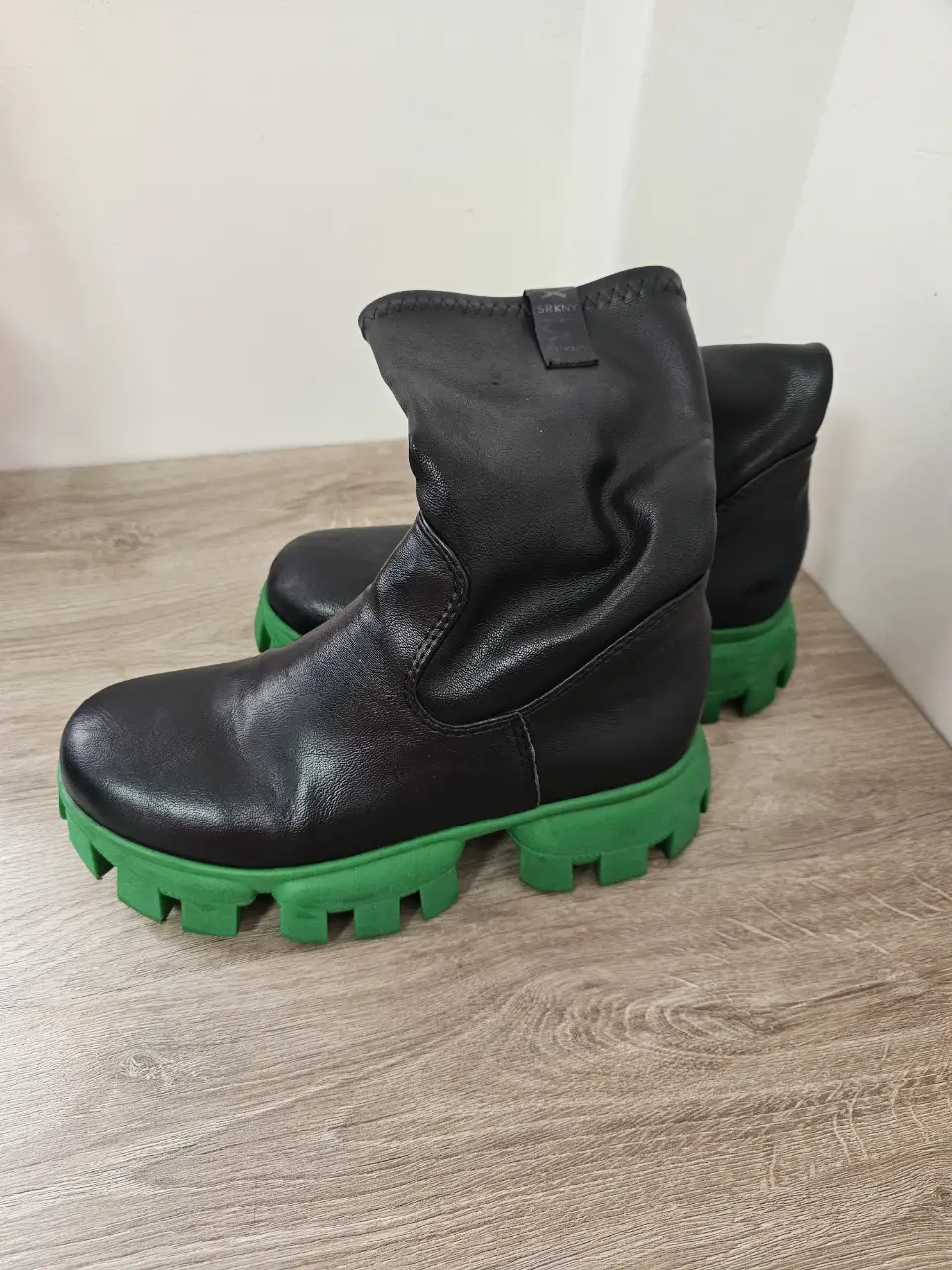Botas negras con suela verde. Diseño moderno y llamativo, ideales para un look urbano y con estilo. (ver última foto que el talón esta rozado) platilla 24cm