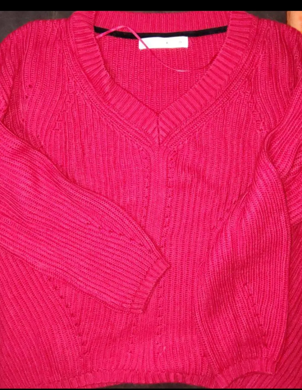 Sweater athena Sabrina rojo de tejido de punto con cuello en V y mangas largas. Presenta detalles de costura vertical en el frente y pequeños calados en los laterales de las mangas.
Confeccionado en viscosa, poliamida, algodón y lana. silueta amplia. largo a la cadera. escote v. 

medidas generales de la prenda

largo: 58cm
ancho sisa: 59cm
ancho hacia la cadera: 59cm
largo de manga: 47cm

ideal para estos días de media estación o frío con una polera debajo. no es pesado, y es ancho tipo oversize . súper cómodo.