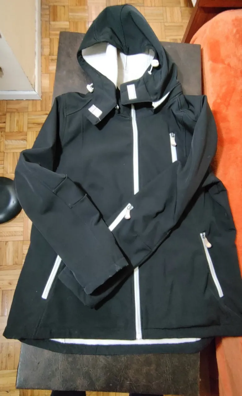 Campera de neopreno, rompe viento ideal para lluvias o días de medio frío. Altamente impermeable. Súper resistente. Adentro es térmica, tiene una capa de frisa, suave y fina. No es súper gruesa. Más bien liviana para fríos intermedios. No es entallada con lo cual es unisex. 
 
Tiene en total 6 bolsillos. 
-2 en cada costado. 
-1  en el pecho.
-1 en el brazo. 
-2 internos de guardado.

Detalles de campera: 
Talle 46 
Largo delantero; 67cm 
Largo trasero; 71 cm
Sisa 60 cm
Mangas largo: 65 cm 