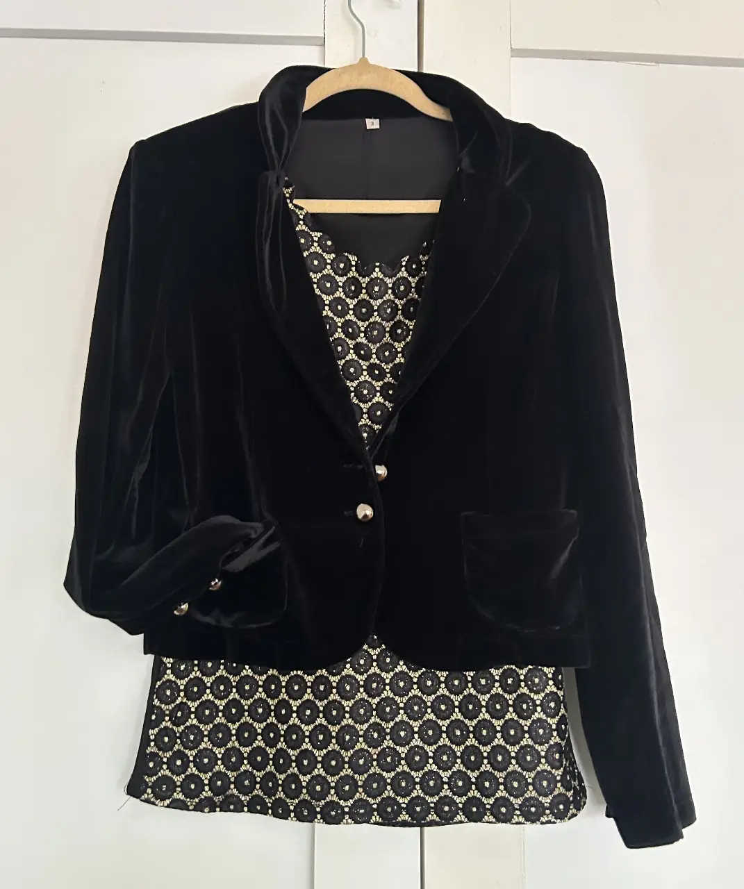 Musculosa con brillo y saco acompañante, ideal para un look elegante y sofisticado. Perfecta para eventos especiales o para darle un toque chic a tu outfit diario.