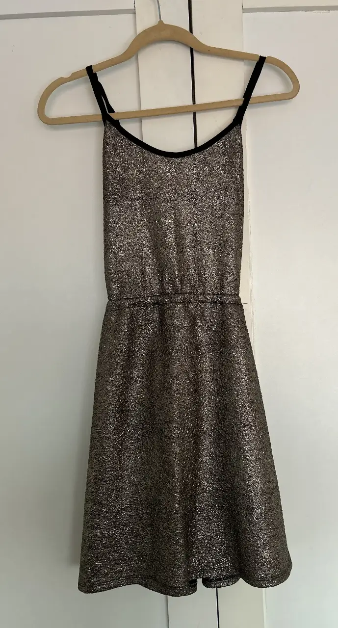 Dos Vestidos, largo sobre rodilla, negro y brillo el otro con plizado abajo, Ideal para una salida casual o una fiesta.