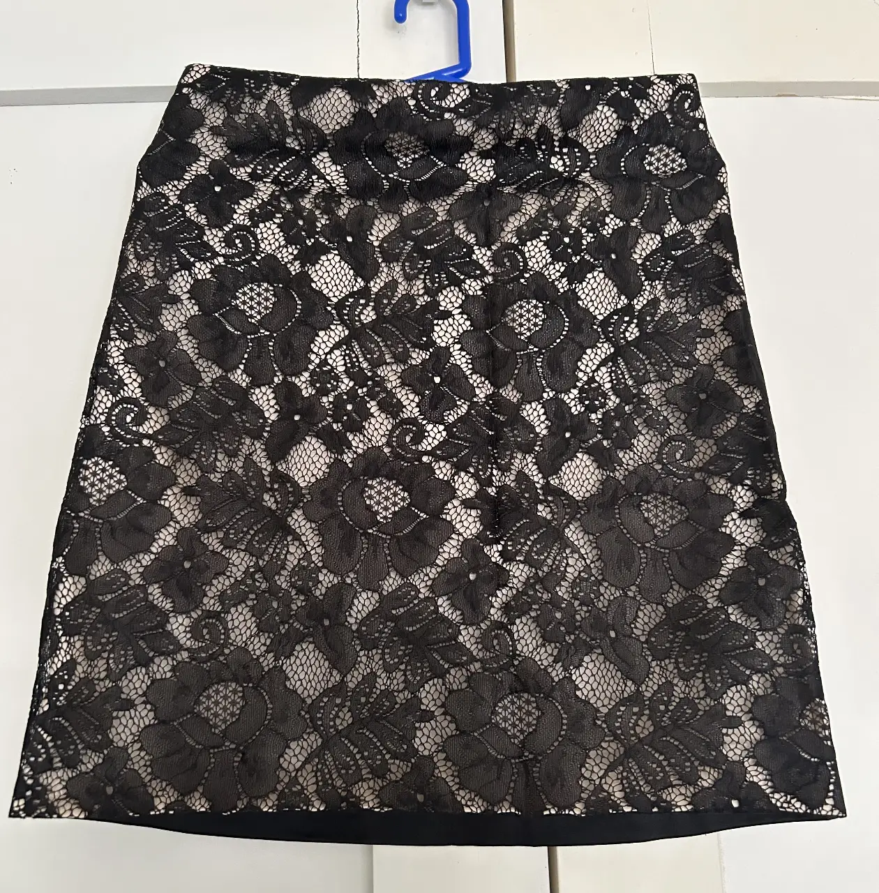 Polleras una midi negra con encaje delante la otra de raso negra mas larga, ideal para un look elegante y sofisticado. Ambas