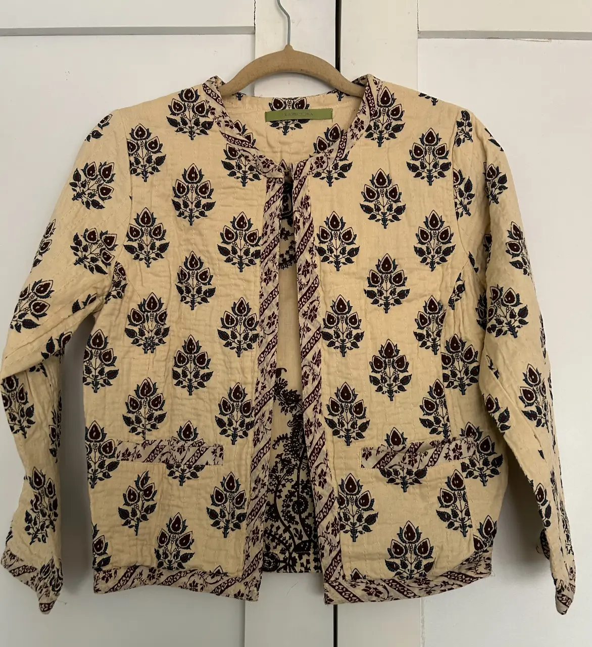 Chaqueta Rapsodia de tela liviana con estampado floral en tonos crudos y marrones. Ideal para un look bohemio y casual.