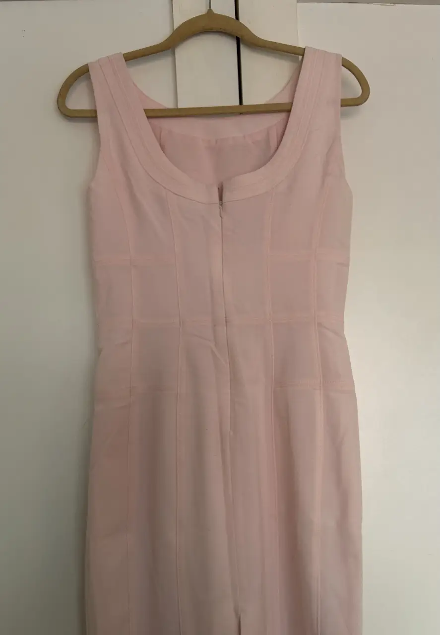Vestido midi rosa estilo Jacky, de White House Black Market, talle 4. Forrado. Diseño elegante y femenino, ideal para ocasiones especiales.