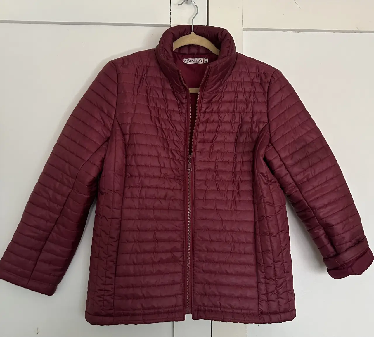 Campera inflable de mujer en color borgoña, ideal para el invierno. Con cierre frontal y cuello alto, perfecta para un look casual y abrigado.