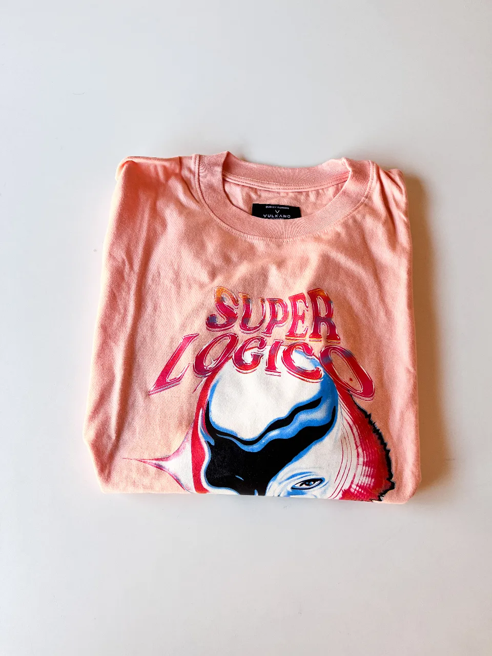 Remera de algodón rosa con estampado "Super Logic" en el frente. Ideal para un look urbano y moderno.