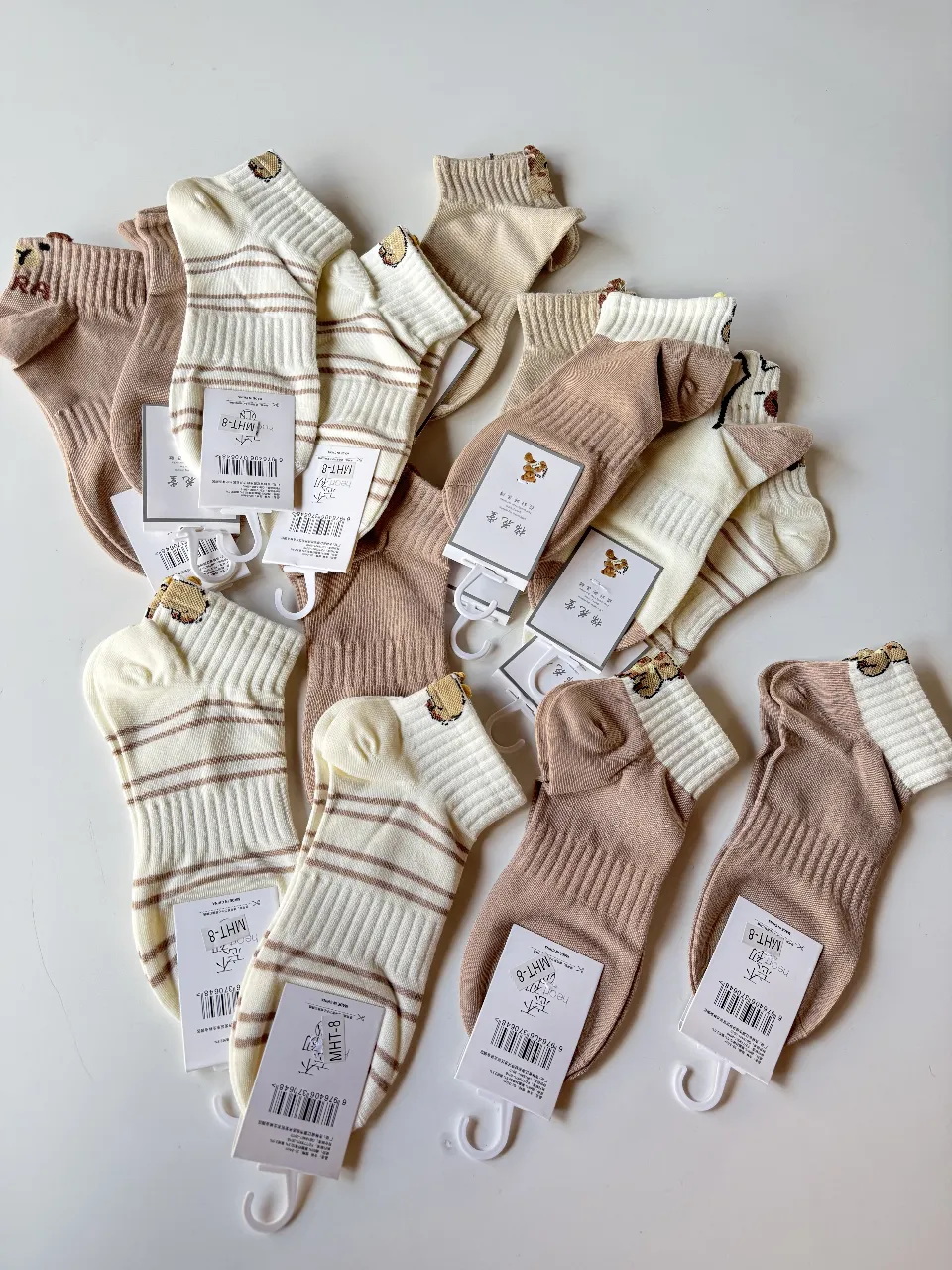 Pack de medias cortas de algodón con diseño de oso en la puntera. Ideales para un look casual y cómodo.