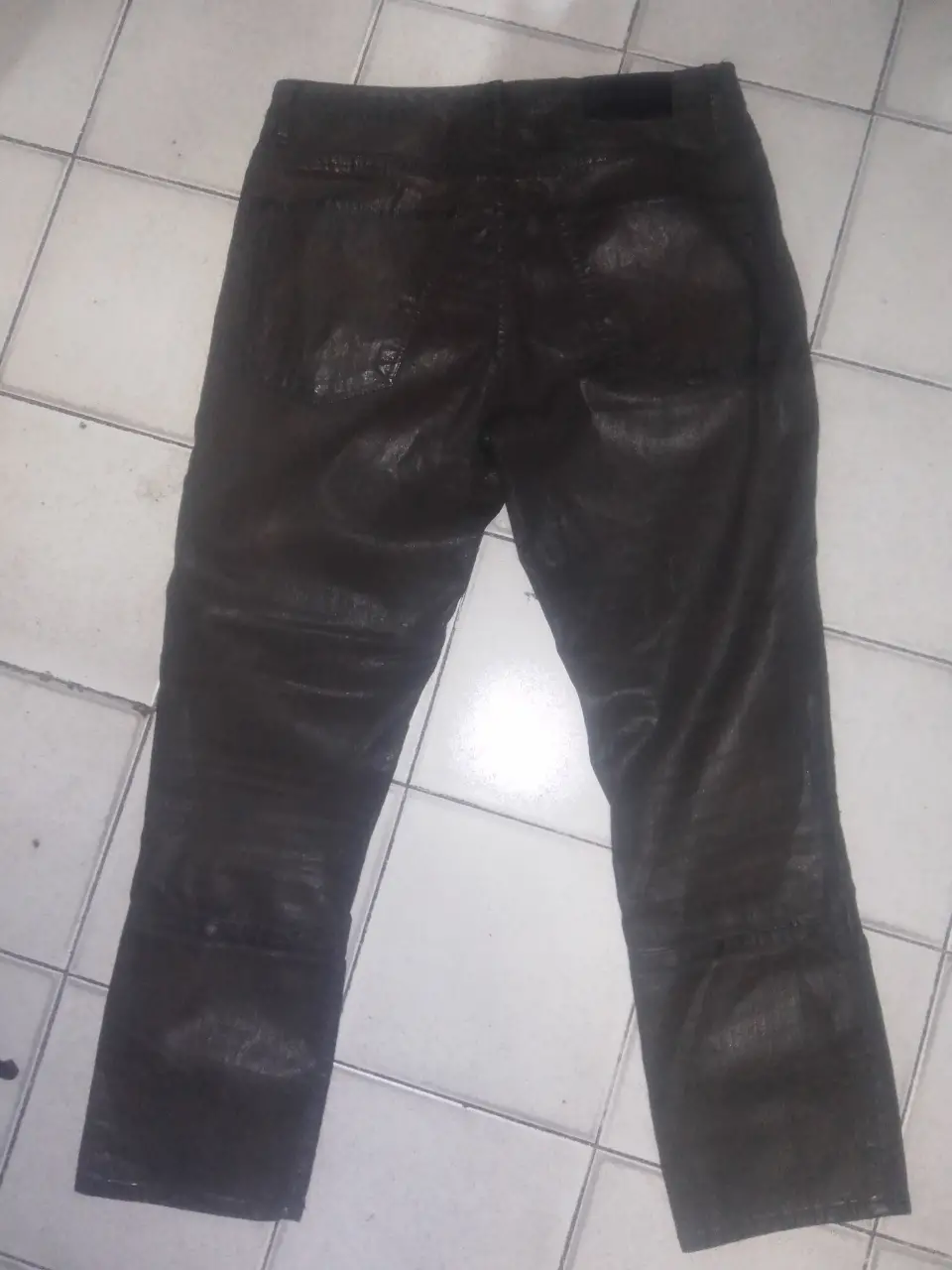 Pantalón engomado, color marrón con efecto encerado. Marca Jazmin Chebar.