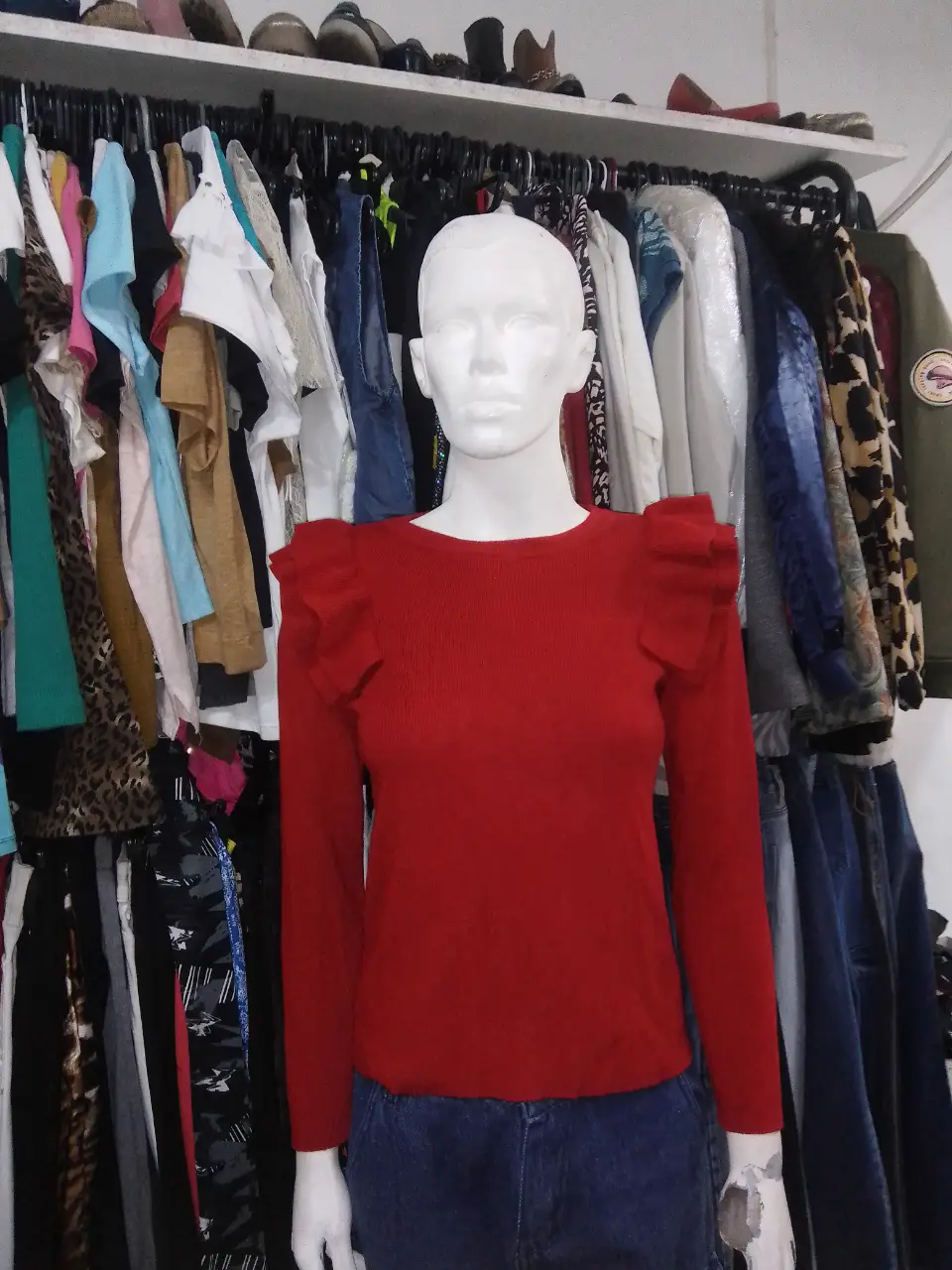Remera manga larga roja con volados en los hombros. Ideal para un look casual y canchero.