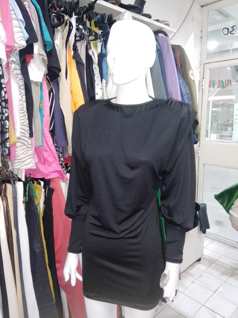 Vestido negro mini con mangas largas abullonadas y espalda descubierta. Ideal para una salida nocturna o evento especial.