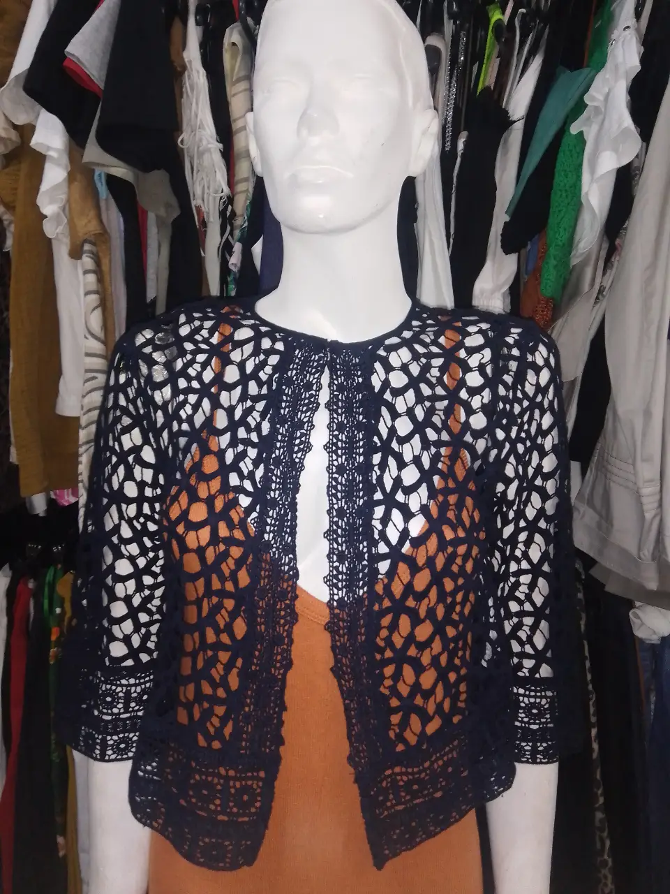 Cárdigan de encaje calado en color azul marino. Ideal para un look bohemio y elegante.