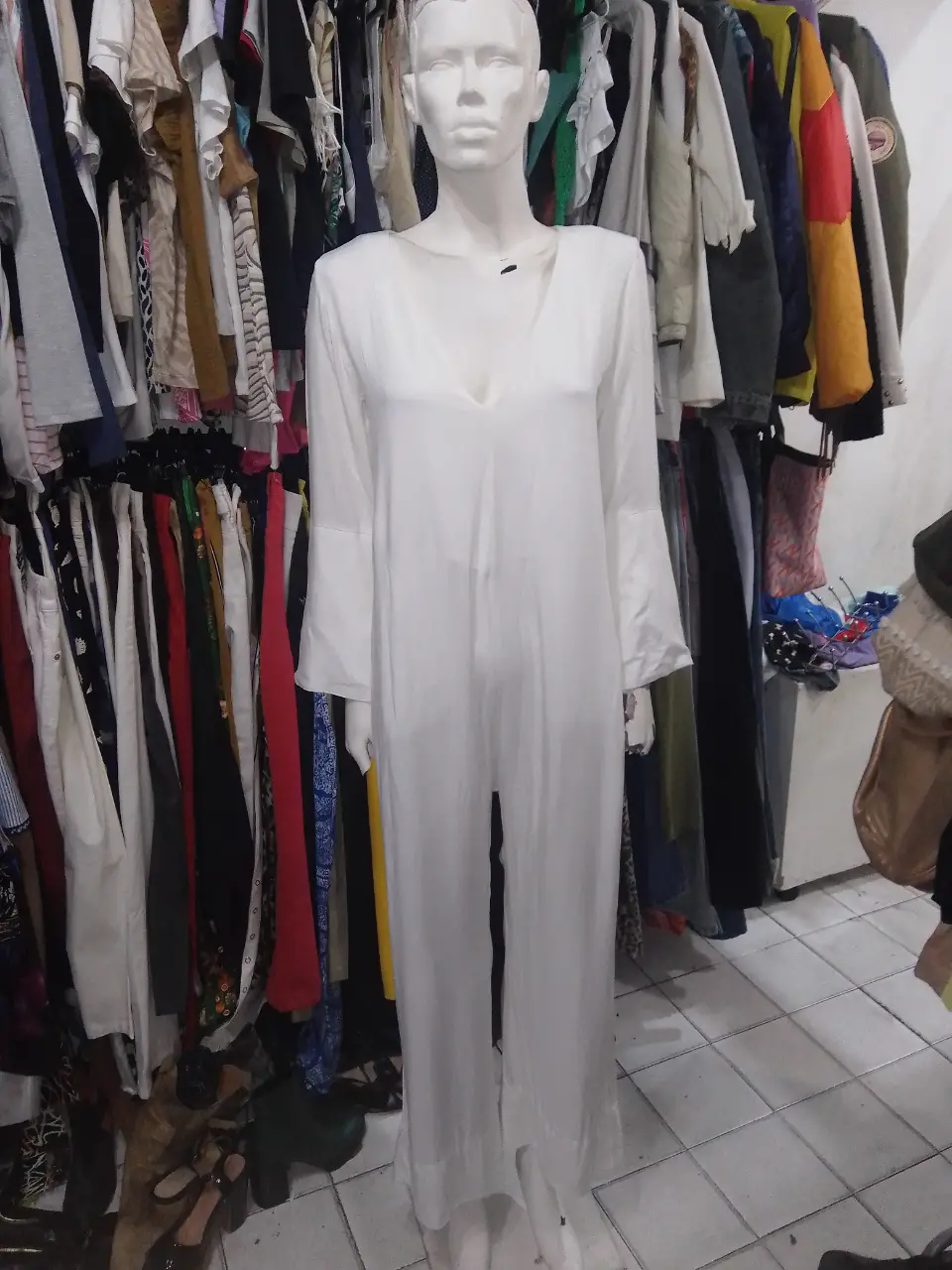 Mono largo blanco, con mangas amplias y escote en V. Ideal para un look elegante y fresco.