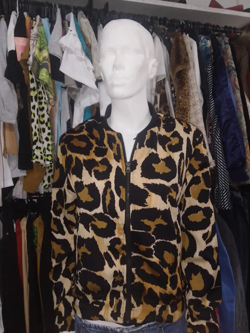 Campera bomber con estampado de leopardo, cierre y cuello negro. Marca ZHOUE, talle M.