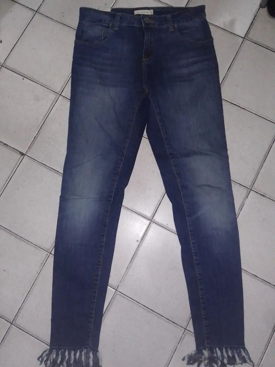Jeans de mujer, tiro medio, con detalle de flecos en el bajo. Un clásico que no puede faltar en tu guardarropa.