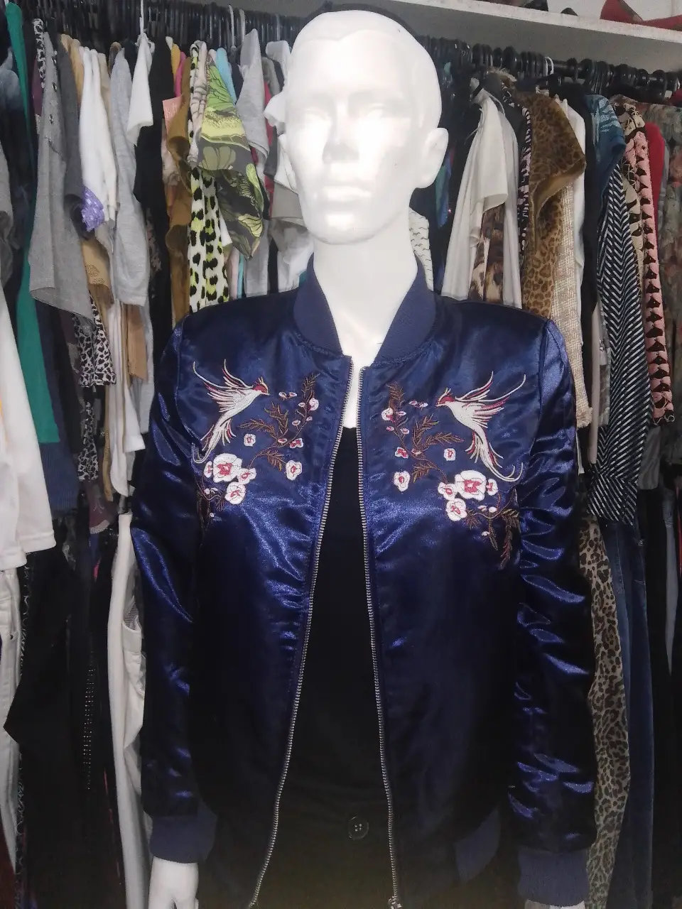 Campera bomber de satén azul con bordado de pájaros y flores. Ideal para un look elegante y con estilo. Por dentro tiene abrigo.