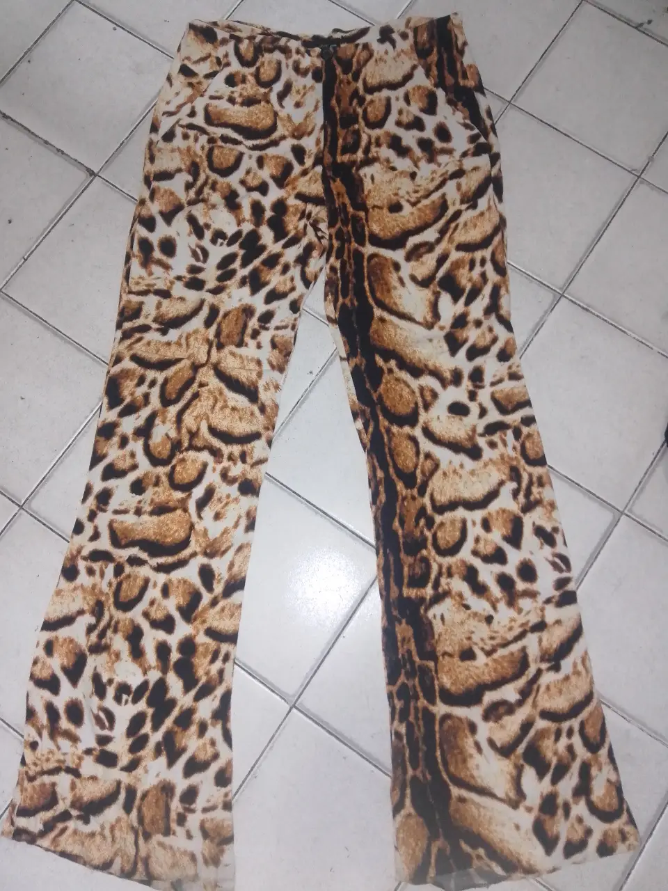 Pantalón suelto con estampado de leopardo, talle 38. Ideal para un look casual y con onda.